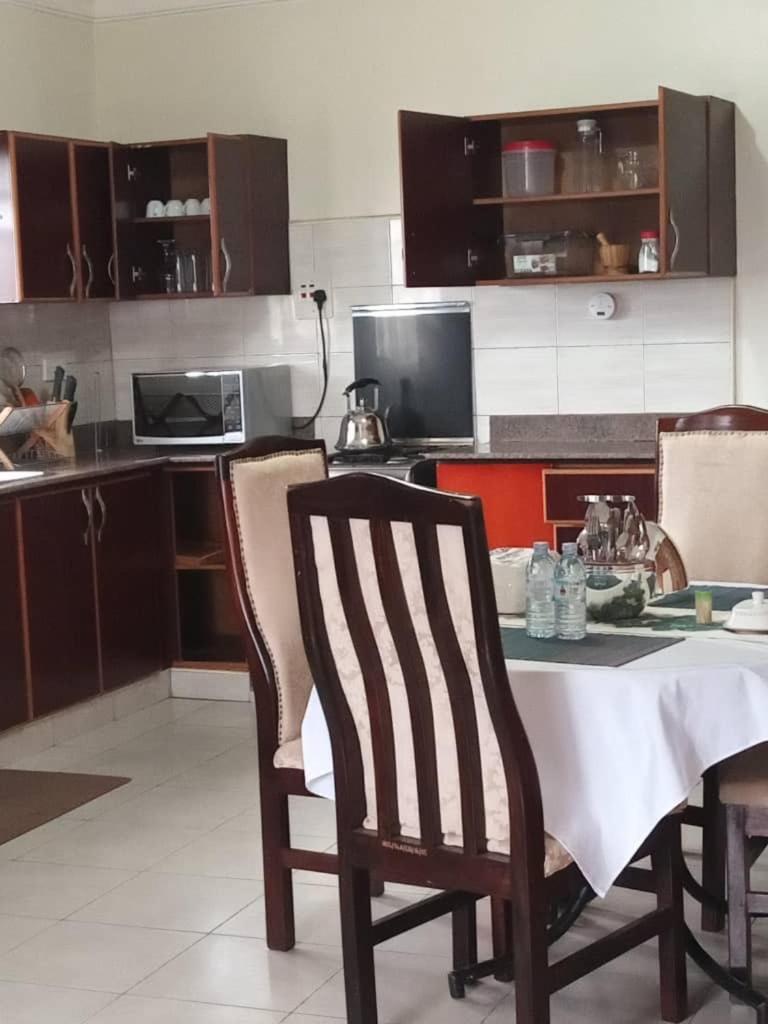 The Abode Apartments Lake View & Breakfast Suite Near Beach Entebbe Extérieur photo