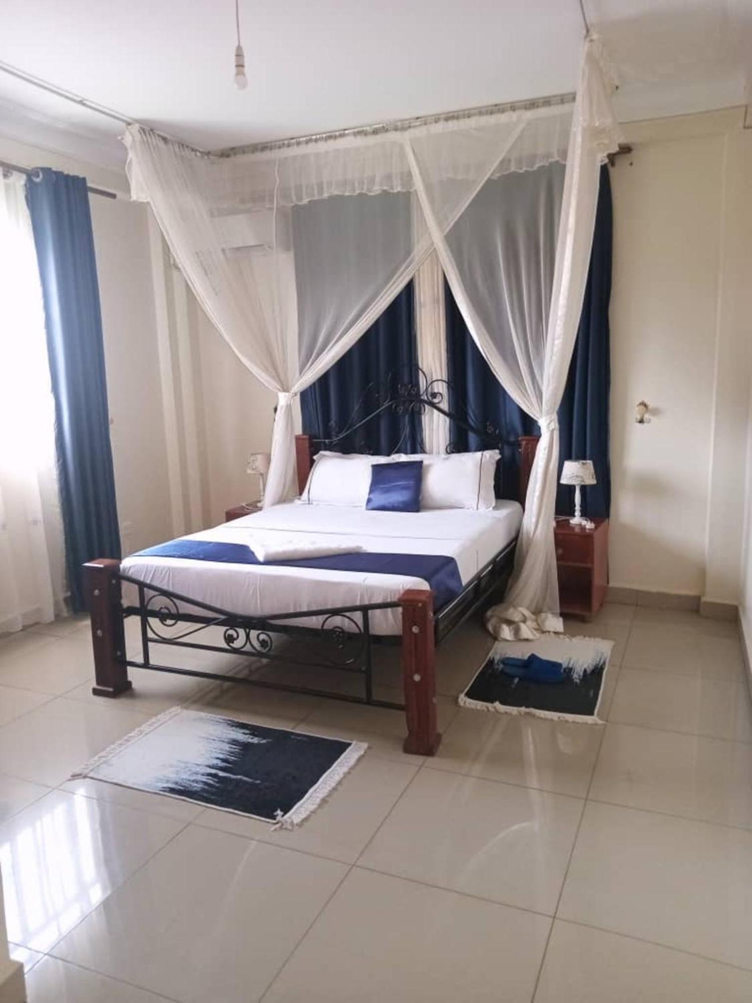 The Abode Apartments Lake View & Breakfast Suite Near Beach Entebbe Extérieur photo